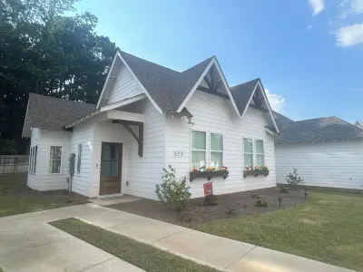 New! Welcome to Ode to Aubie! Full house 3 bedroom - 1.4 m to the Stadium!