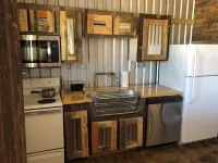 7 min from Stephenville. 2-2 Lodging with horse accommodations. Stalls, Turnouts