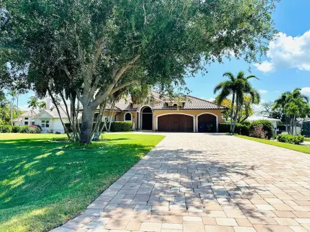 Luxurious Villa with Pool, Close to Sanibel Island