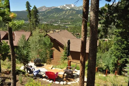 Mountain Home, 4 Min to Gondola & Town. Majestic Views of Ski Slopes. Hot Tub Отели рядом с достопримечательностью «Riverwalk Center at Breckenridge»