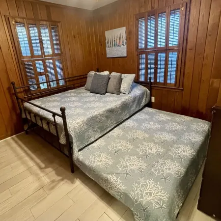 Half Shell Beach Cottage-One Block Easy Walk to Beach, Pet Friendly, Grill&Wifi