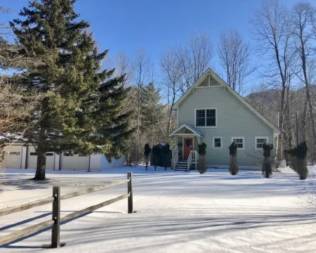 Keene Kottage 1890!! Waterfront in the High Peaks! Hotels in Keene