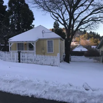 Charming cottage... 1 minute walk to Main Street. Shops, Restaurants and more..