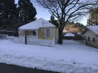 Charming cottage... 1 minute walk to Main Street. Shops, Restaurants and more.. - 4-Star