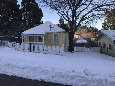 Charming cottage... 1 minute walk to Main Street. Shops, Restaurants and more..