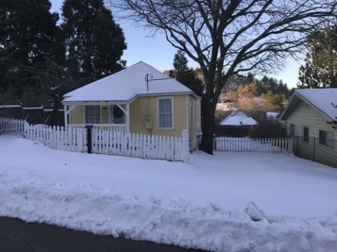 Charming cottage... 1 minute walk to Main Street. Shops, Restaurants and more..