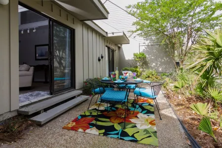 STEPS TO THE BEACH, WALK TO EVERYTHING, GOLF, TENNIS,  RECENTLY RENOVATED! Отели рядом с достопримечательностью «Shipyard Beach Access»