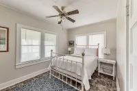 Charming House 1/2 Block from Bay