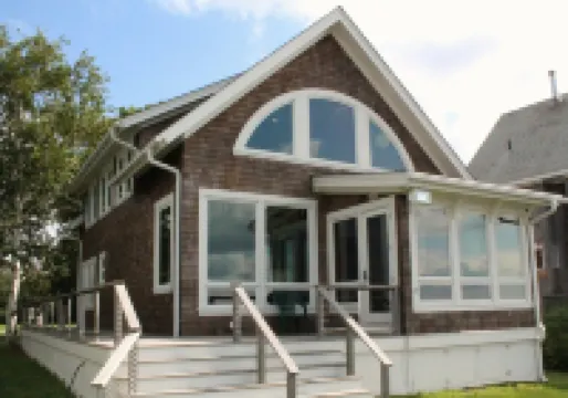 Wake up to a stunning year-round Narragansett Bay, bridge, & lighthouse view Hotels in Portsmouth