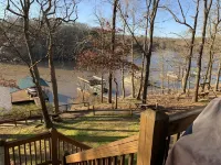 Lake Front Home. 3 Large Living Spaces. Screened Porches. Pet Friendly. Hotels in Gumlog