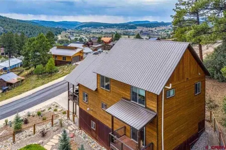 "Pagosa's - Hill Top House" Hot Tub/Pool Table/Decks/Fire Pit/ Pet Friendly