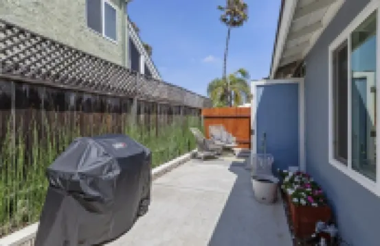 Charming Ventura Beach Bungalow on Prime Beach Lane in Pierpont by the Sea