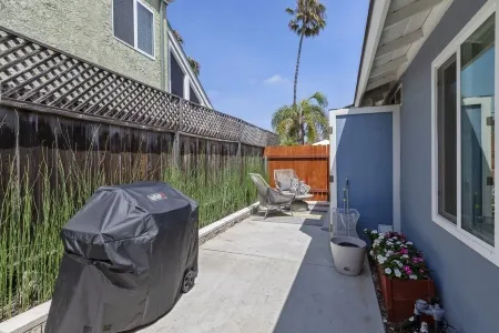 Charming Ventura Beach Bungalow on Prime Beach Lane in Pierpont by the Sea Отели рядом с достопримечательностью «Эмма Вуд Стейт Бич»