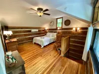 Quaint, Romantic Mountain Antique Log Cabin Near Asheville! - Chalets