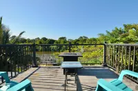 Luxury Riverfront Home Pool Dock 20 Min To beach 15 Min to Mets Stadium Pets OK