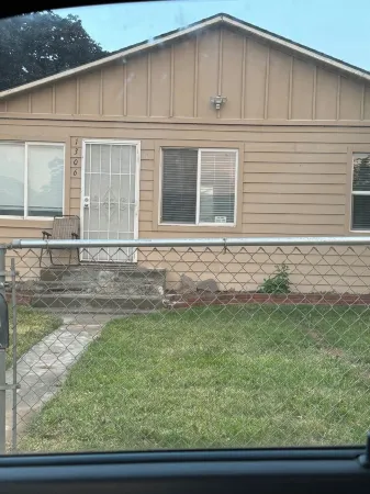 Charming 2-bedroom house with WiFi, AC in  Yakima