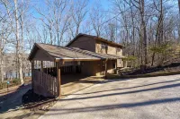 Cozy and serene fishing cabin, Family Traditions,  private dock and lake views.