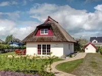 Enchanting thatched house idyllically situated on the Achterwasser, child-friendly