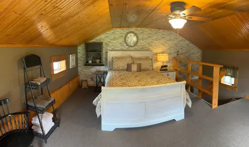 Cozy Couples Farmhouse Cottage- Minutes walk from Swain Ski Resort