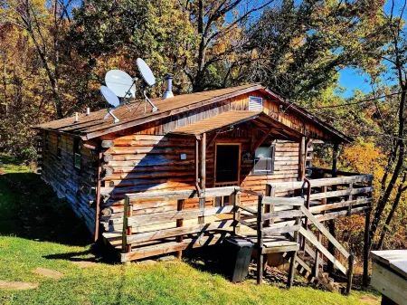 Eagle Log Cabin at Mountaintop Ranch bordering Shenandoah National Park