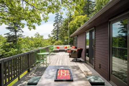 Starlight Deck House: Village house