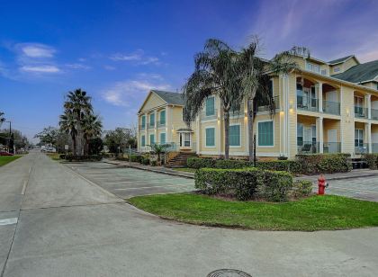 Luxury vacation Kemah, TX condo. Bars and restaurants within walking distance.