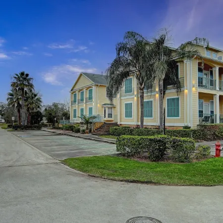 Luxury vacation Kemah, TX condo. Bars and restaurants within walking distance.