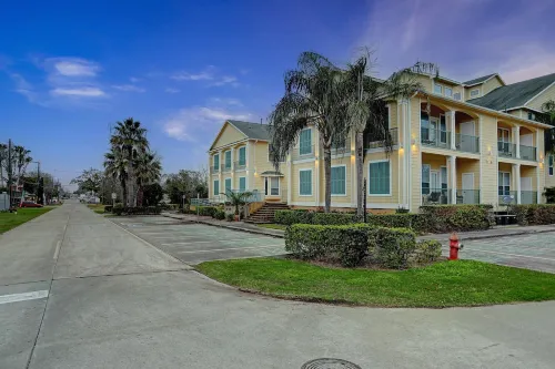 Luxury vacation Kemah, TX condo. Bars and restaurants within walking distance.