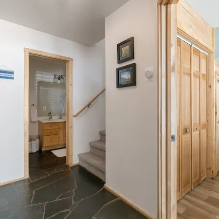 Bright w/ High Ceilings & Deck - 2 Blocks from Elk in Quiet Corner of Town w/EV!