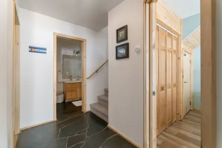 Bright w/ High Ceilings & Deck - 2 Blocks from Elk in Quiet Corner of Town w/EV! Отели в г. Крестед-Батт