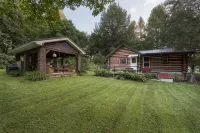 Renovated & rustic cozy cabin with large yard, close to Ohiopyle