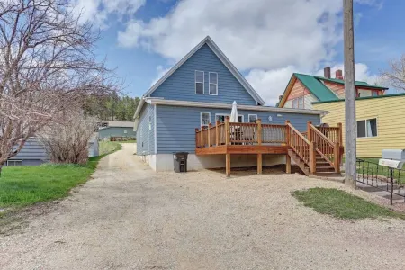 Updated 4BR Home, Family Friendly, Steps to Custer Shops & 30 Min to Mt Rushmore Отели в г. Кастер