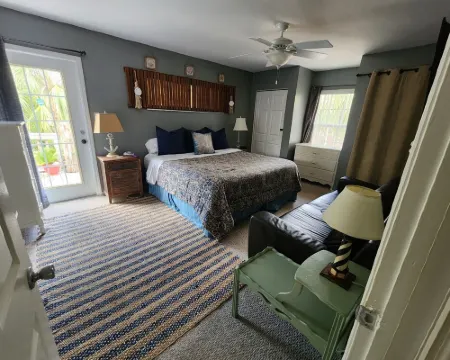 GULF ACCESS  home w/ dockage, private yard & 2 min walk to eat and stores! Hotels in Steinhatchee