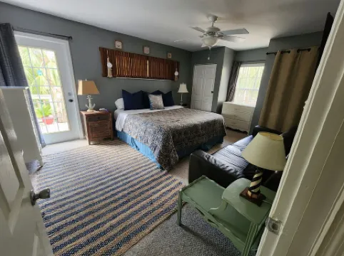 GULF ACCESS  home w/ dockage, private yard & 2 min walk to eat and stores!