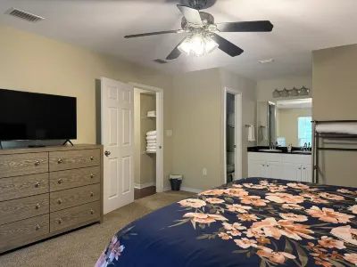 The perfect retreat!  Tucked away on a private lane, 15min to downtown Fairhope.