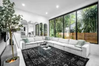 Central Miami Luxury Home, Heated Pool, Jacuzzi, Billiards, Grill