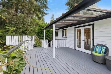 Charming 1-Bedroom House in Lovely Burien with  High Speed WiFi,