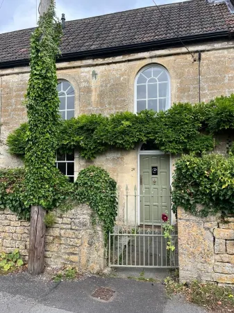 A charming Grade II listed former Chapel in a tucked away peaceful location Отели рядом с достопримечательностью «Tithe Barn»