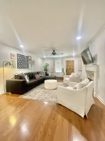 Cozy townhouse in the heart of Fayetteville, minutes from the U of A.