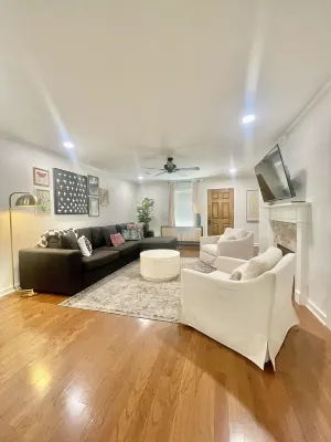 Cozy townhouse in the heart of Fayetteville, minutes from the U of A.