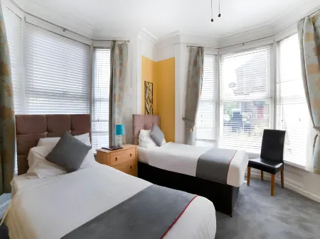 Diamonds Villa Near York Hospital Отели рядом с достопримечательностью «The Web Adventure Park»