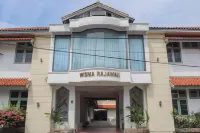 Hotel Rajawali Mitra RedDoorz Hotels in Lemahwungkuk