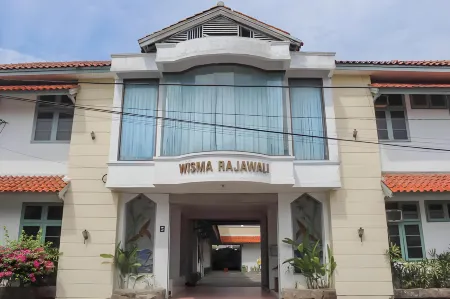Hotel Rajawali Mitra RedDoorz Отели в г. Harjamukti