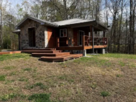Cozy Cabin on Lake, relax and recharge. Enjoy boating, fishing and swimming. Hotels in Walker County