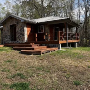 Cozy Cabin on Lake, relax and recharge. Enjoy boating, fishing and swimming.