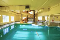Ramada by Wyndham Cranbrook - Pools
