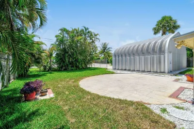 Incredible 4-bedroom home in Tequesta FL with AC, WiFi and absolute comfort. Timberline Glamping Jupiter附近的飯店