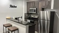 2BD Townhome Modern Comfort Heart of the City