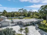 10Min to Beach - Heated Pool Nov-April -  Chef's Kitchen. 2 Night minimum stay.
