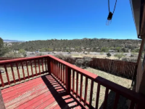 Cozy log cabin with stunning views, only 10 minutes from downtown Prescott.